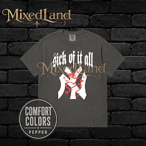 Puede incluir: Una camiseta de manga corta gris carbón con el texto blanco 'sick of it all' sobre un gran logotipo 'NY' blanco entrelazado con un gráfico de dragón rojo. La camiseta tiene cuello redondo y un corte estándar en color Pepper.