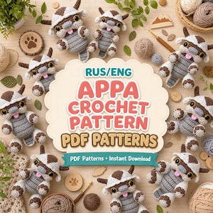 Può includere: Una collezione di dieci peluche Appa all'uncinetto disposti attorno a un cartello centrale che recita RUS/ENG APPA CROCHET PATTERN PDF PATTERNS. I peluche sono bianchi e grigi con corna marroni e piccole lingue rosa.