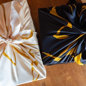 Japanse vierkante zijden sjaal 90x90cm met gouden Kintsugi-patroon – Wellnessritueel – Furoshiki-techniek