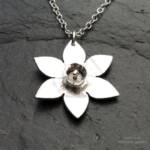 Sterling Silver daffodil pendant necklace, flower pendant, welsh national flower, garden lover necklace, silver necklace