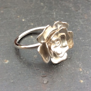 Sterling Silber Rosen im Blütenring, Blumenring, Rosenring, Silberblumenring, Silberrose, handgemachter Blumenring, Rosenschmuck