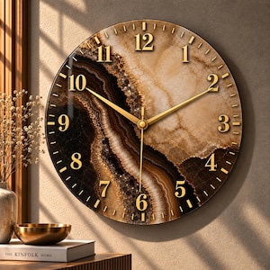 Orologio da parete Geode, vetro agata marrone e beige, venature ispirate all'oro.