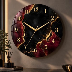 Reloj de pared de ágata burdeos negra con vetas doradas, decoración en tonos joya.