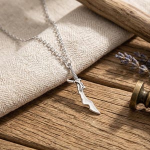 Handgjort dolkhängehalsband, silversmycken med bladberlock, halsband med fantasy-cosplayvapen