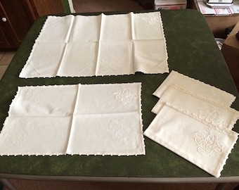 1940s Flower Basket Candlewick Embroidered Linen Table Center Cloth (Runner) & 4 Placemats