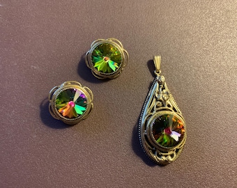 1950s WHITING & DAVIS Green and Pink Carnival Glass Pendant Necklace and Clip Earrings