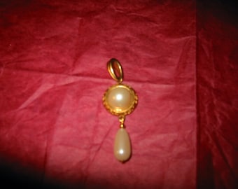 1980s LIZ CLAIBORNE Pearl Dangle Pendant