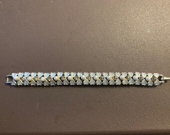 1950s CORO Rhodium-plated Bow-style Frame with Pearls and White Crystals Bracelet