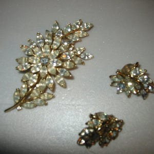 1940s CROWN TRIFARI Faceted Glass & Gold Plated Brooch and Clip Earrings