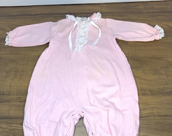 Conjunto de una pieza rosa vintage de Little Me con ribete de encaje y lazo de cinta, talla M.