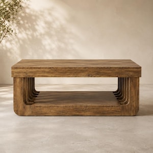 Peut inclure: Une table basse rectangulaire en bois brun moyen avec un motif de grain visible. La table présente une surface supérieure épaisse et une étagère inférieure, reliées par une série de lattes en bois verticales et incurvées sur les côtés.