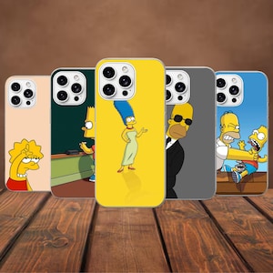 Op de afbeelding: Vijf smartphonehoesjes met personages uit The Simpsons. De eerste toont Lisa Simpson, de tweede Bart Simpson in een klaslokaal, de derde Marge Simpson op een gele achtergrond, de vierde Homer Simpson met zonnebril en de vijfde Homer die Bart wurgt.