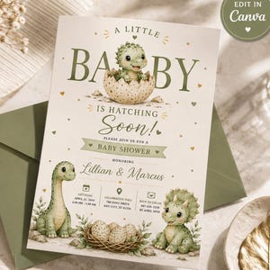 Può includere: Un invito per baby shower con illustrazioni di dinosauri verdi, un uovo che si schiude e un nido con uova. Il testo recita A LITTLE BABY IS HATCHING SOON! PLEASE JOIN US FOR A BABY SHOWER HONORING Lillian & Marcus con i dettagli dell'evento.