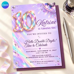 Puede incluir: Una tarjeta de invitación de cumpleaños morada con el número 10 en fuente metálica iridiscente, una bola de discoteca y estrellas. El texto incluye Katrine is turning ten, Hello Double Digits! Time to Celebrate, fecha, hora, lugar y RSVP.
