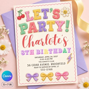 Könnte beinhalten: Eine rechteckige Einladungskarte mit gewelltem rosa Rand und dem Text LET'S PARTY! in bunten Buchstaben im College-Stil, gefolgt von Charlotte's 8th BIRTHDAY. Enthält Grafiken von Kirschen, Gänseblümchen und Schleifen mit Veranstaltungsdetails.