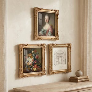 Peut inclure: Trois cadres muraux carrés avec des bordures dorées ornées. Le cadre supérieur affiche le portrait d'une personne en robe rose. Le cadre en bas à gauche montre un bouquet de fleurs coloré. Le cadre en bas à droite contient un croquis architectural.