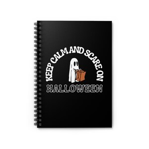 Può includere: Un taccuino a spirale nero con una grafica bianca raffigurante un fantasma che tiene in mano un sacchetto di dolciumi arancione. Il testo KEEP CALM AND SCARE ON HALLOWEEN è scritto in bianco con un font retrò curvo sulla copertina.