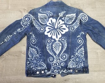 Diseño de hibisco hawaiano reciclado sobre chaqueta vaquera reciclada. Pedido personalizado