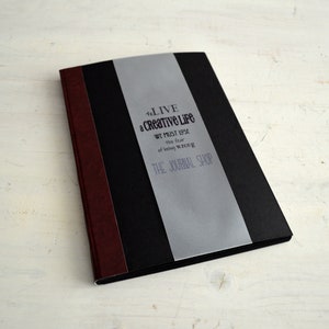 Czarny szkicownik artysty, czarny notatnik, płaski szkicownik w twardej oprawie z czarnymi stronami, otwarty płaski album, album ze zdjęciami na prezent
