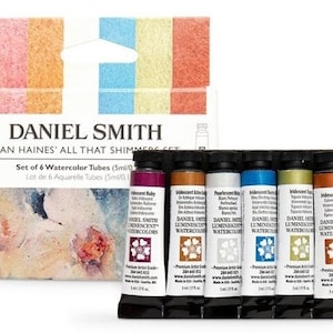 Puede incluir: Juego de seis tubos de 5 ml de acuarelas luminiscentes Daniel Smith. Los colores son Rubí Iridiscente, Oro Antiguo Iridiscente, Blanco Perlado, Azul Iridiscente, Iridio Iridiscente y Cobre Iridiscente.
