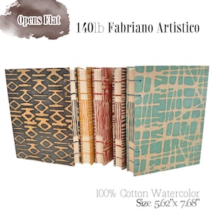 Puede incluir: Una pila de seis diarios hechos a mano con diferentes cubiertas estampadas. Las cubiertas están hechas de papel de acuarela Fabriano Artistico de 140 lb y son 100% algodón. Los diarios miden 14,3 cm por 19,5 cm.