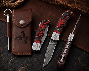 Couteau de poche pliant Damas fait main personnalisé, manche en bois, étui en cuir, cadeau idéal pour les garçons d'honneur : anniversaire, mariage, etc.