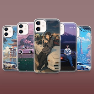 Puede incluir: Cinco fundas transparentes para smartphone con ilustraciones estilo anime de personas y coches deportivos en varios entornos, incluyendo un templo, un coche rosa bajo cerezos, una persona junto a un coche blanco y una torre.