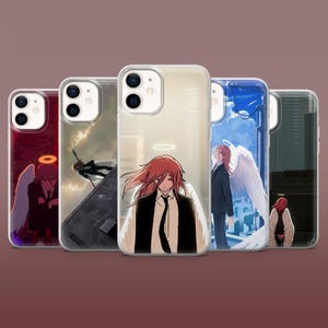 Könnte beinhalten: Fünf transparente Smartphone-Hüllen mit Anime-Illustrationen einer Figur mit langem rosa Haar, weißen Flügeln und einem Heiligenschein. Jede Hülle zeigt eine andere Szene, darunter einen roten Hintergrund, ein Dach und eine Stadtansicht.