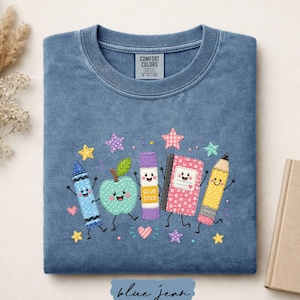Maglietta con finto patchwork per insegnanti, maglietta con grafica di materiale scolastico, maglione divertente sulla vita da insegnante, regalo per il ritorno a scuola, maglietta Comfort Colors
