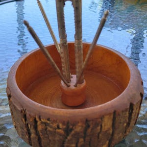 Nussschalen-Set aus naturbelassenem Holz im Mid-Century-Stil mit Stielen und rustikalem Rinden-Snackwerkzeug