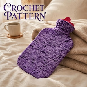 Peut inclure: Une housse de bouillotte tricotée violette avec un col côtelé et un bouchon rose vif, portant le texte CROCHET PATTERN en lettres violet foncé. La housse présente une texture de fil chiné avec des taches violettes plus foncées.
