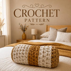 Peut inclure: Un coussin traversin cylindrique présentant une texture crochetée épaisse avec des rayures verticales alternées de fil crème et jaune moutarde, posé sur un lit avec un jeté en tricot jaune moutarde assorti et une literie neutre.
