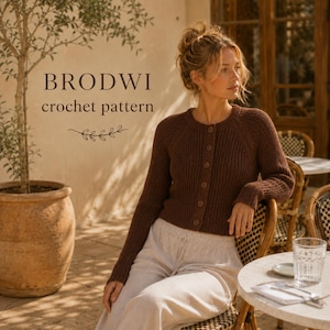 Peut inclure: Un cardigan marron foncé à manches longues avec une texture côtelée et une fermeture boutonnée sur le devant. Le texte BRODWI crochet pattern est visible dans le coin supérieur gauche. Le vêtement présente un col rond et des poignets ajustés.