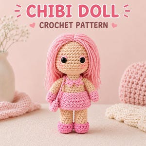 Peut inclure: Une poupée au crochet avec de longs cheveux en laine rose, des yeux de sécurité noirs et des joues roses. La poupée porte un haut rose avec un nœud, une jupe rose, des gants roses, des chaussures roses et un petit sac rose. Texte : CHIBI DOLL CROCHET PATTERN.
