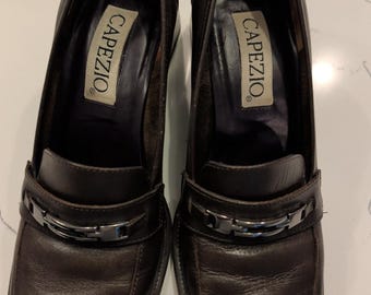 Mocassini vintage Capezio in pelle nera con punta quadrata, inserto in metallo e tacco grosso a blocco...