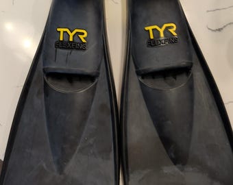 Aletas de entrenamiento de natación TYR Flexfins, color amarillo y negro, talla pequeña (S), para hombres (tallas 5-7) y mujeres (tallas 6.5-8.5).