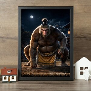 Könnte beinhalten: Ein gerahmter Kunstdruck, der einen muskulösen Affen mit einem Haarknoten zeigt, der einen gelben Lendenschurz in einer hockenden Sumo-Pose trägt. Die Szene spielt nachts unter einem Vollmond mit dunklem Hintergrund und dem Wort PREVIEW.