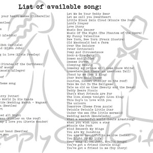 Pu&ograve; includere: Un'immagine in bianco e nero di una figura disegnata a mano con un elenco di titoli di canzoni. L'elenco include canzoni popolari come "Let it go", "Imagine", "Twinkle Twinkle Little Star" e "You've got a friend in me".