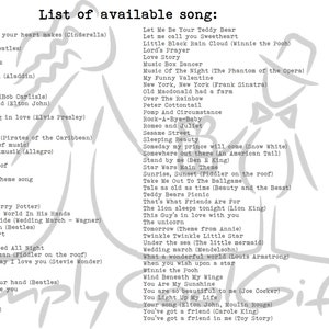 Pode incluir: Uma imagem em preto e branco de uma pessoa estilizada com uma lista de t&iacute;tulos de m&uacute;sicas. A lista inclui m&uacute;sicas como "A Dream is a Wish Your Heart Makes", "Let it Go", "You've Got a Friend in Me" e "The Lion Sleeps Tonight".