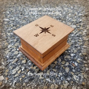 Compass music box - Custom-Made Music Box with a compass engraved on top, choose color and song, personalize