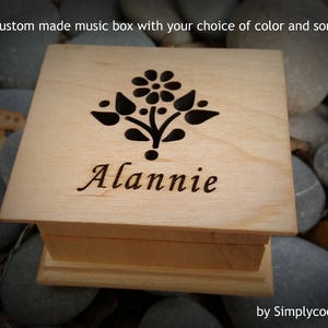 Flower gift box - Wooden Music Box - Engraved Music Box with flowers and name on top, custom gift for Aunt, personalized music box