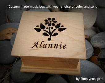 Flower gift box - Wooden Music Box - Engraved Music Box with flowers and name on top, custom gift for Aunt, personalized music box