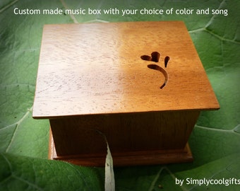 Personalized Wooden Music Box: Heart flower engraved, choose your song