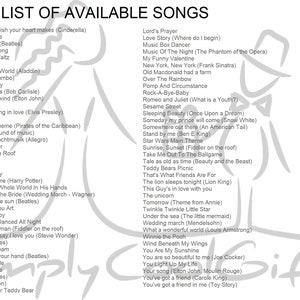 Puede incluir: Una imagen en blanco y negro de una lista de canciones disponibles. La lista incluye canciones populares de pel&iacute;culas, musicales y artistas como The Beatles, Elvis Presley y Stevie Wonder.