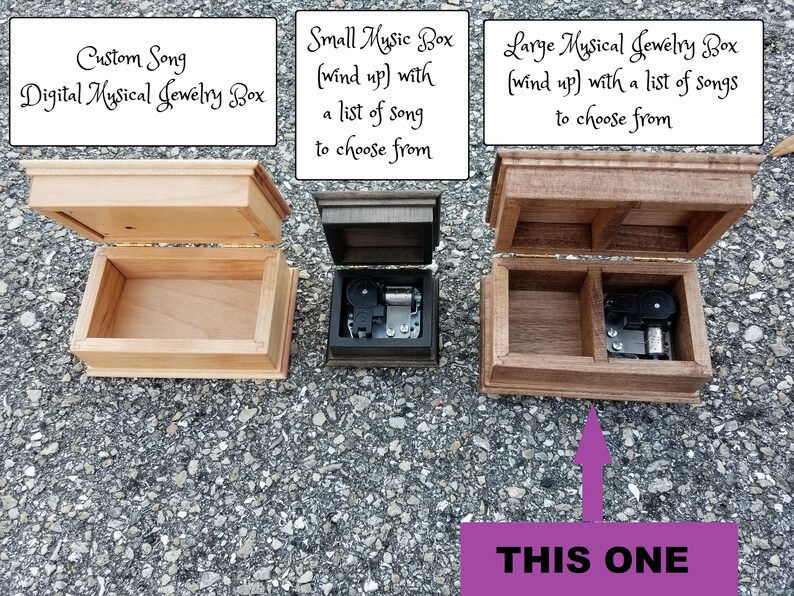 Puede incluir: Tres cajas de m&uacute;sica de madera con las tapas abiertas. La caja de la izquierda est&aacute; etiquetada como "Custom Song Digital Musical Jewelry Box". La caja del medio est&aacute; etiquetada como "Small Music Box (wind up) with a list of song to choose from". La caja de la derecha est&aacute; etiquetada como "Large Musical Jewelry Box (wind up) with a list of songs to choose from". Una flecha apunta a la caja m&aacute;s a la derecha con el texto "THIS ONE" debajo.