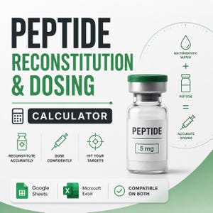 Peut inclure: Un flacon en verre transparent avec un bouchon vert étiqueté PEPTIDE 5 mg, accompagné du texte PEPTIDE RECONSTITUTION & DOSING CALCULATOR, ainsi que des icônes pour l'eau bactériostatique, des seringues et les logos Google Sheets et Microsoft Excel.