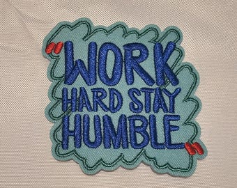 Écusson thermocollant brodé « Travaille dur, reste humble », citation inspirante, appliqué pour vestes, chapeaux et sacs