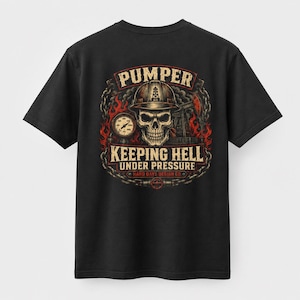 T-shirt voor olieveldwerkers met pompfunctie: 'Keeping Hell Under Pressure' doodskopprint op de achterkant.