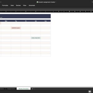 K&ouml;nnte beinhalten: Eine digitale Wochenplan-Tabellenvorlage mit der &Uuml;berschrift Weekly Schedule und einem dunkelblauen Kopfbereich. Das Raster zeigt die Wochentage von Montag bis Sonntag und Zeitfenster von 08:00 bis 21:00 Uhr mit farblich markierten Eintr&auml;gen.