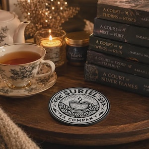 Suriel Tea Company 4-delars set | Gotisk figur, tekanna, tekopp och underlägg | Dark Academia Fantasy Decor